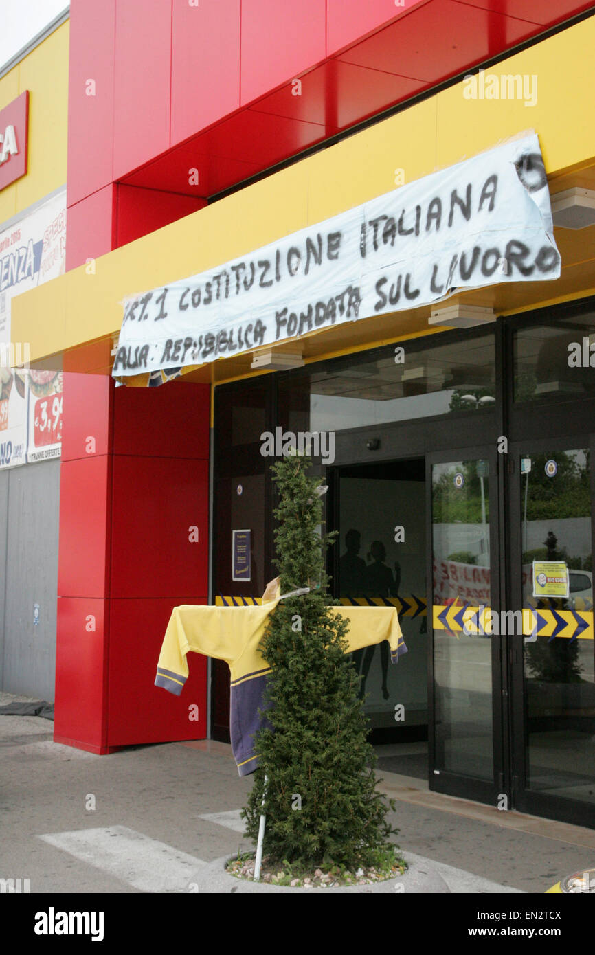 Arzano, Italy. 26th Apr, 2015. There were 38 workers at risk of "Mercatone Uno" snaps the nightmare of layoffs after the worsening of financial situation which endangers the 38 store employees in via Atellana, about 79 commercial structures were affected. © Salvatore Esposito/Pacific Pres/Alamy Live News Stock Photo