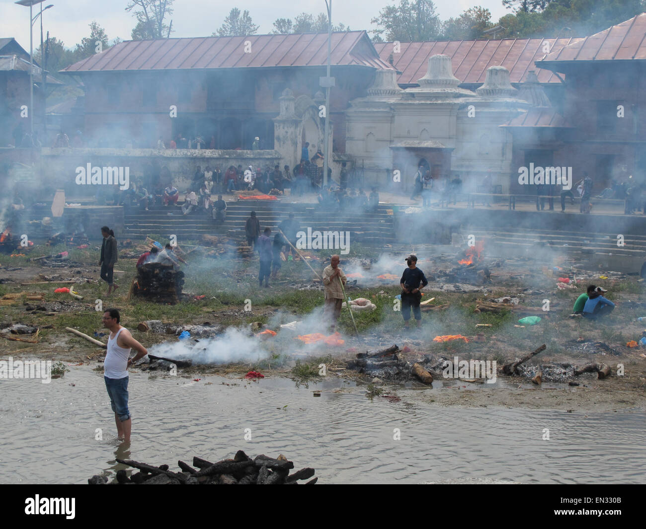Earthquake Kathmandu Nepal dead bodies on funeral pyres on edge of