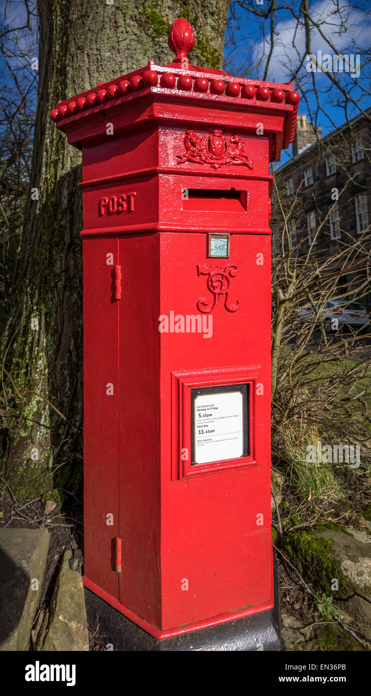 A classic Victorian red pillar box still in use Stock Photo Alamy