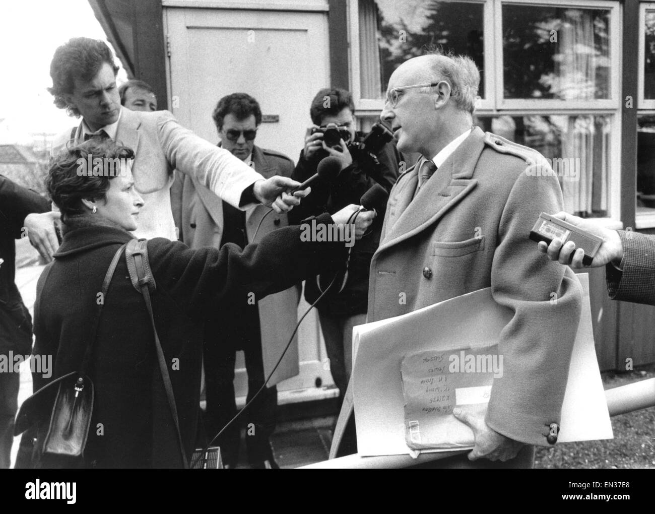 Colin Wallace talks to the media after his release from Lewes Prison in December 1986 Stock Photo