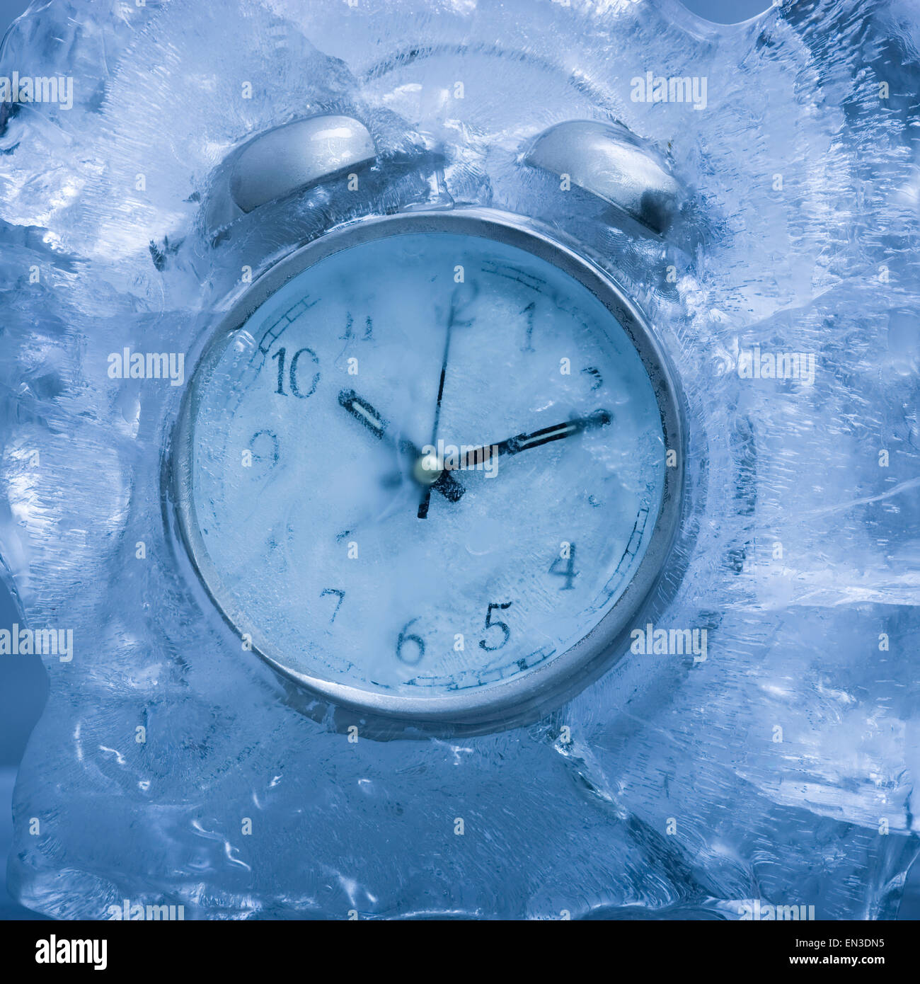 Лед час песня. Ледяные часы. Лед часы. Замороженные часы. Застывшие часы.