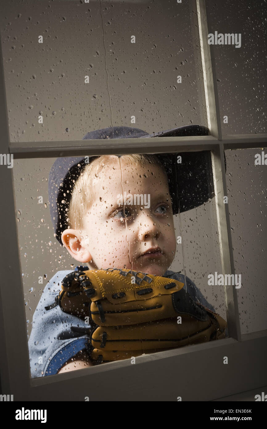 Kids looking out window rain hires stock photography and images Alamy