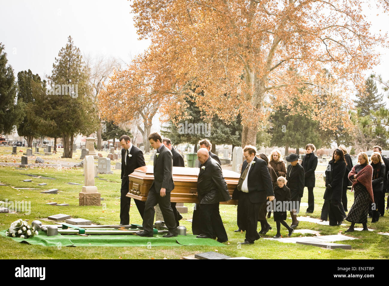 people at a funeral in a cemetery Stock Photo