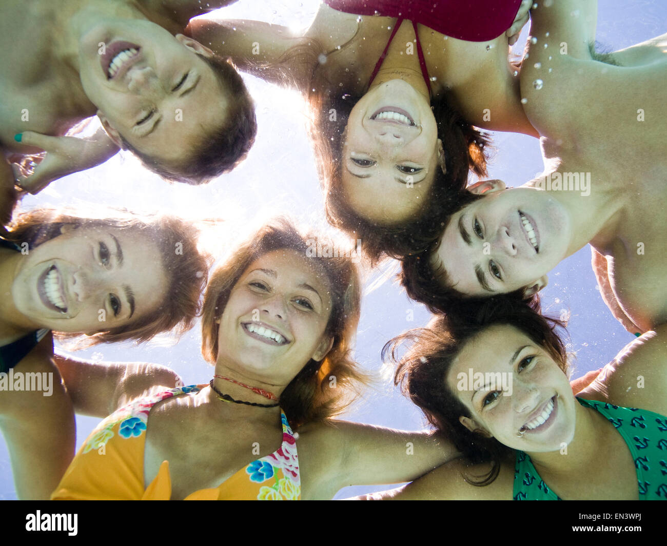 Girls underwater hi-res stock photography and images - Page 20 bild bild