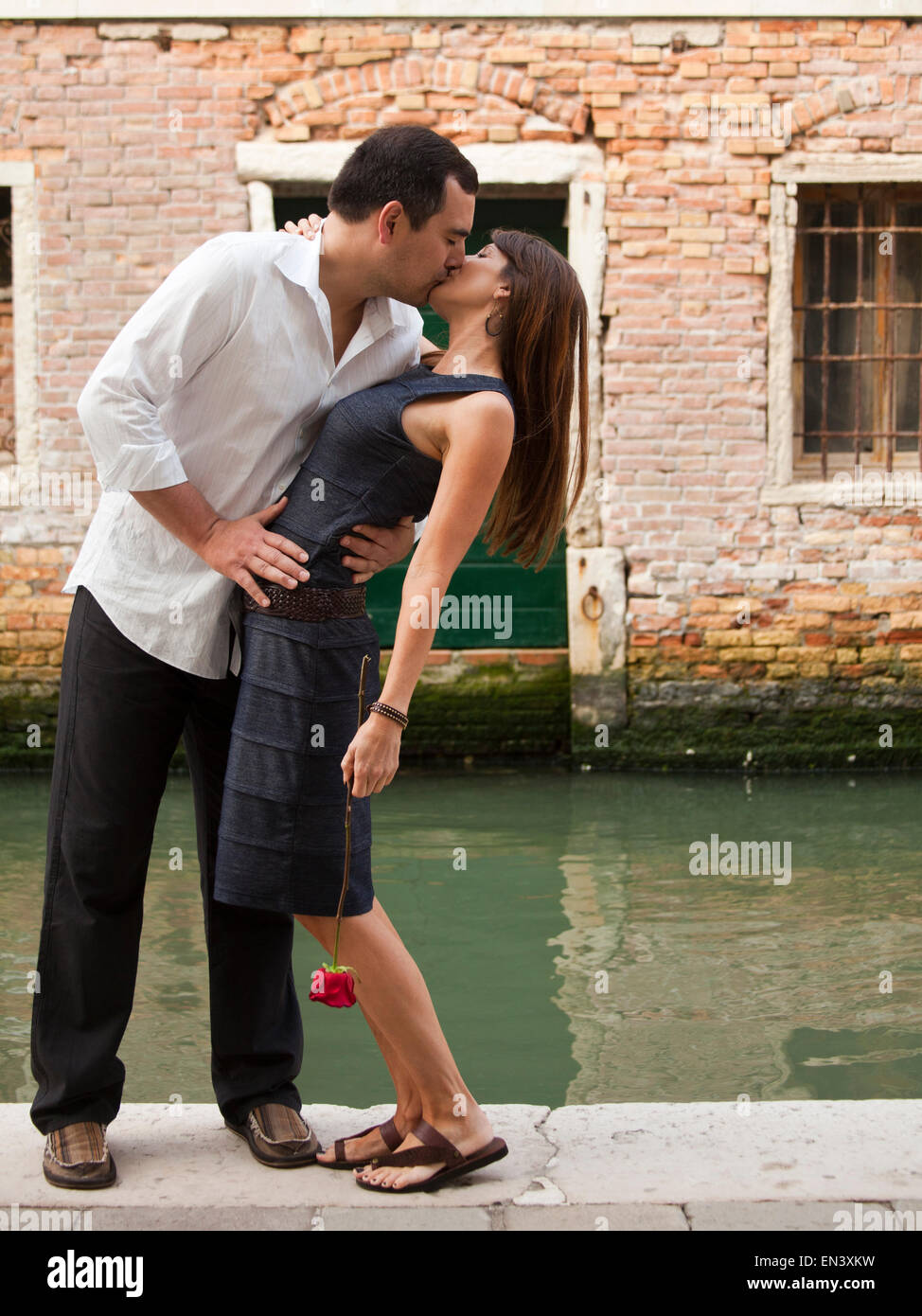 Venice couple kissing on bridge hi-res stock photography and images - Alamy