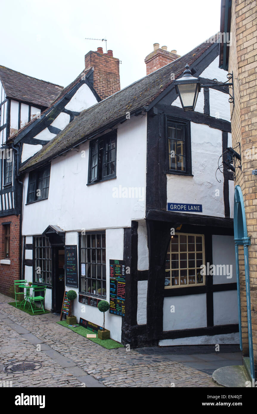 Shrwsbury, Shropshire: Shrewsbury is known for its Tudor buildings and narrow charming streets such as Grope Lane Stock Photo