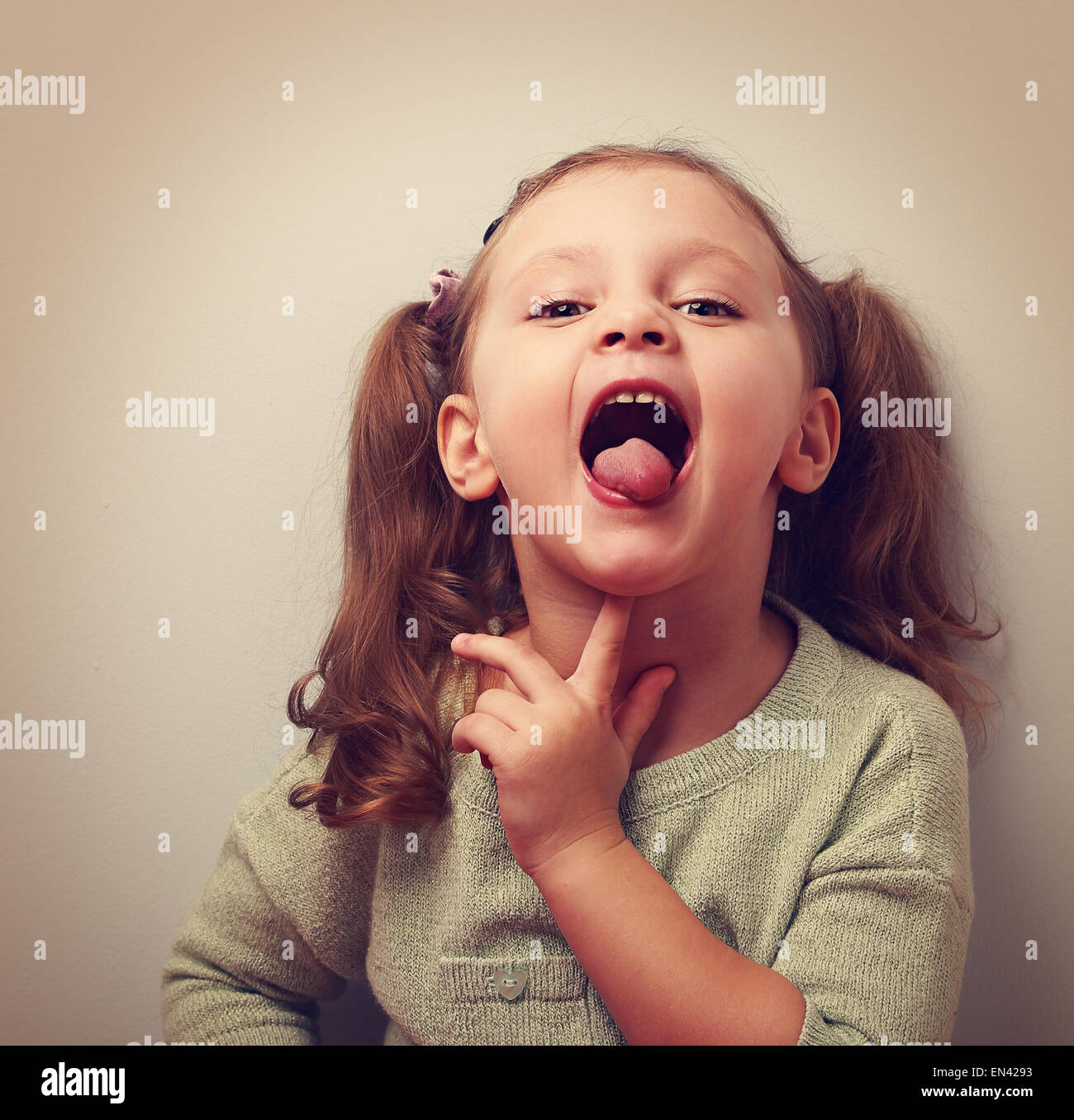 Звук показывает язык. Девочка с высунутым языком ребенок. Высунутый язык детский. Девочка показывает язычок.