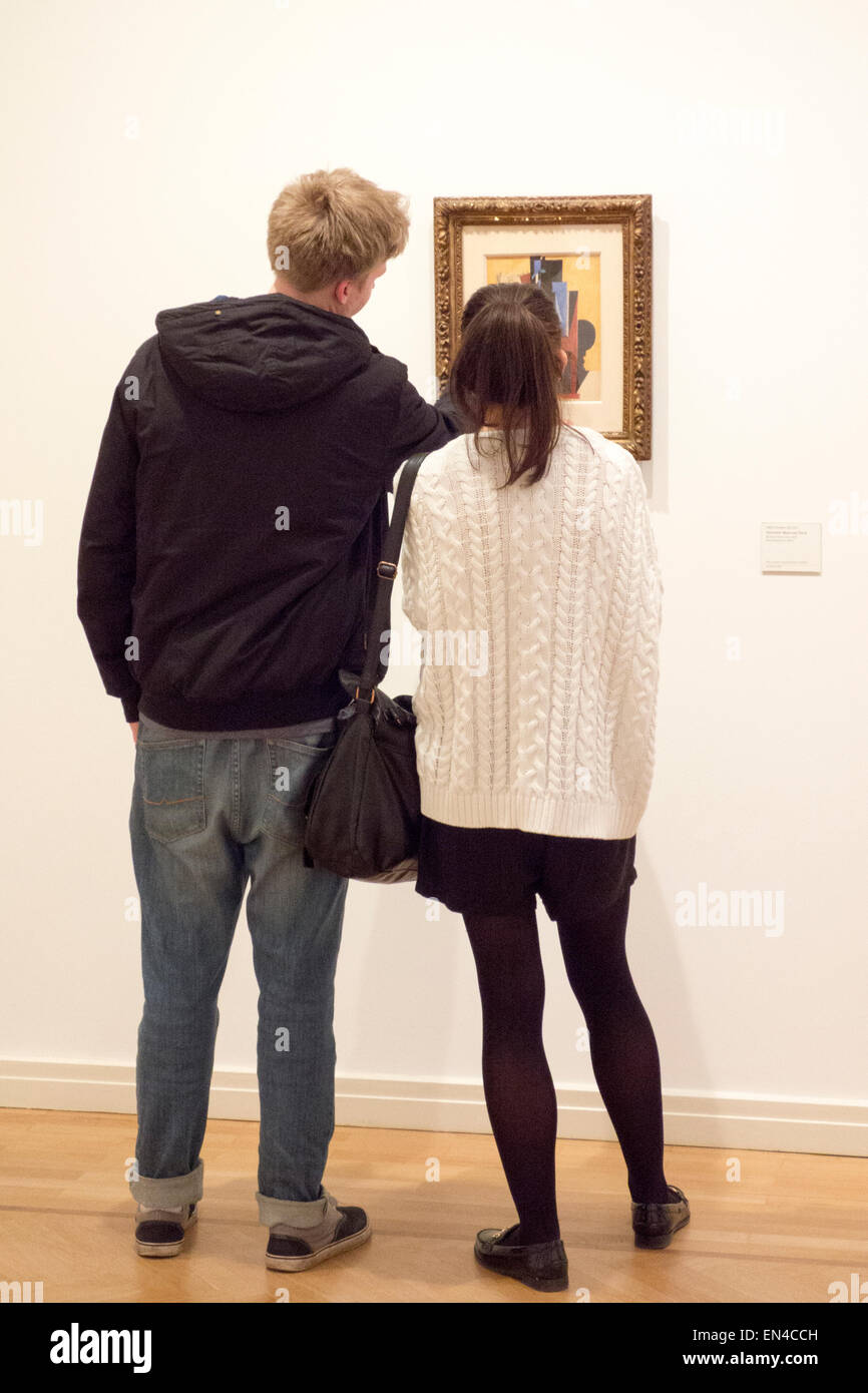 People in an art gallery hi-res stock photography and images - Alamy
