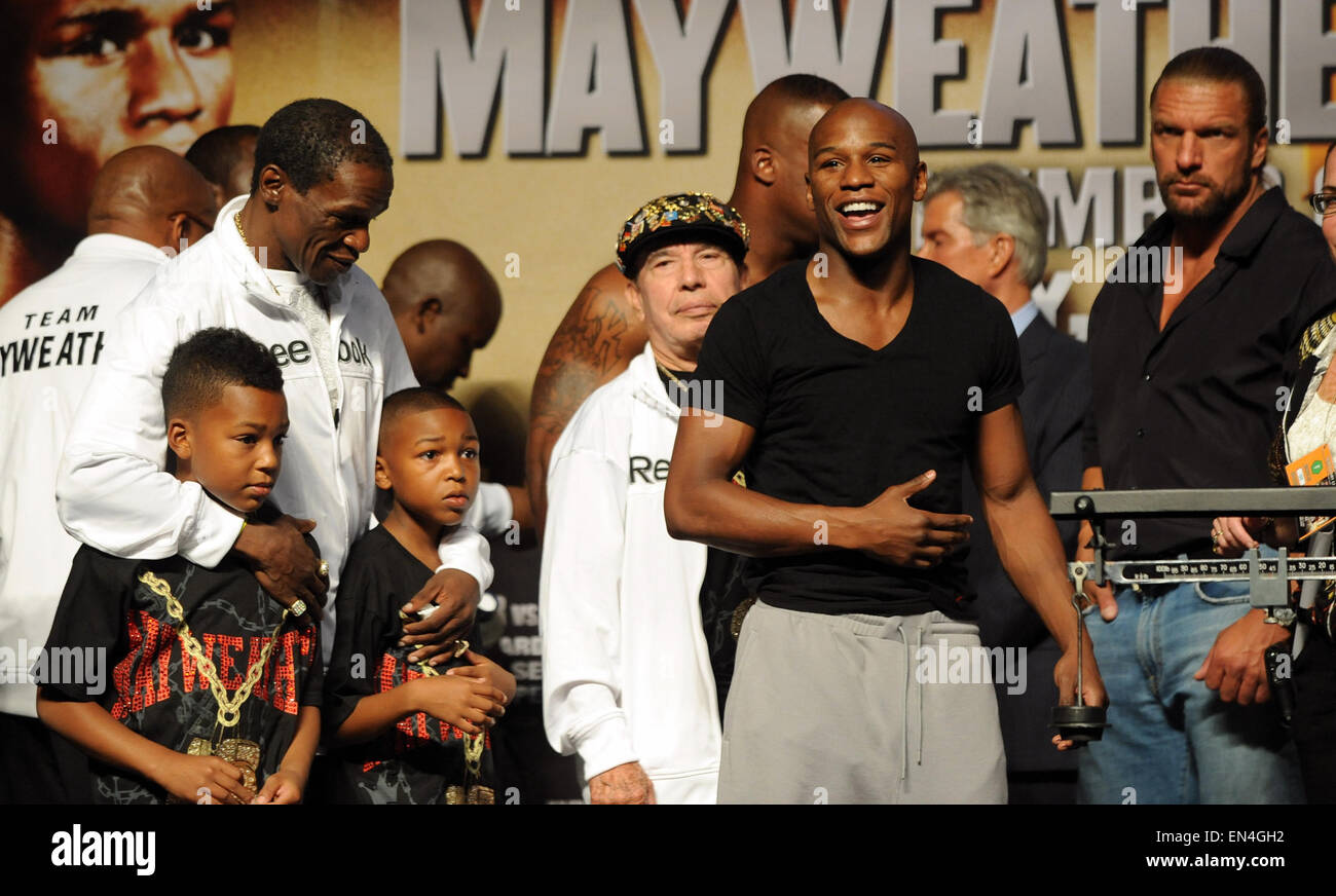 Las Vegas, Nevada, USA. The two will fight at the MGM on September 19. 18th Sep, 2009. Floyd Mayweather, Jr. (USA) Boxing : Floyd Mayweather, Jr. of the United States appears with his father Floyd Mayweather, Sr. and his sons Koraun and Shamaree as WWE wrestler Triple H and cornerman Rafael Garcia stand behind him during the official weigh-in for his bout against Juan Manuel Marquez of Mexico at the MGM Grand Garden Arena September 18, 2009 in Las Vegas, Nevada, USA. The two will fight at the MGM on September 19 . © Naoki Fukuda/AFLO/Alamy Live News Stock Photo