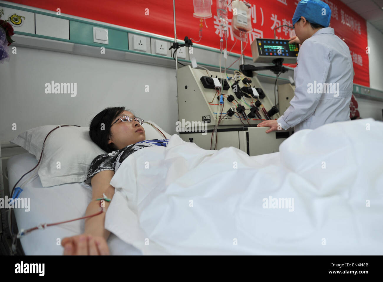 Xi'an, China's Shaanxi Province. 28th Apr, 2015. A nurse collects the hematopoietic stem cell from 30-year-old donor Hu Yuan at Tangdu Hospital in Xi'an, capital of northwest China's Shaanxi Province, April 28, 2015. Five volunteers donated their hematopoietic stem cell for patients with leukemia including a 3-year-old South Korean kid Tuesday. © Cheng Changqi/Xinhua/Alamy Live News Stock Photo