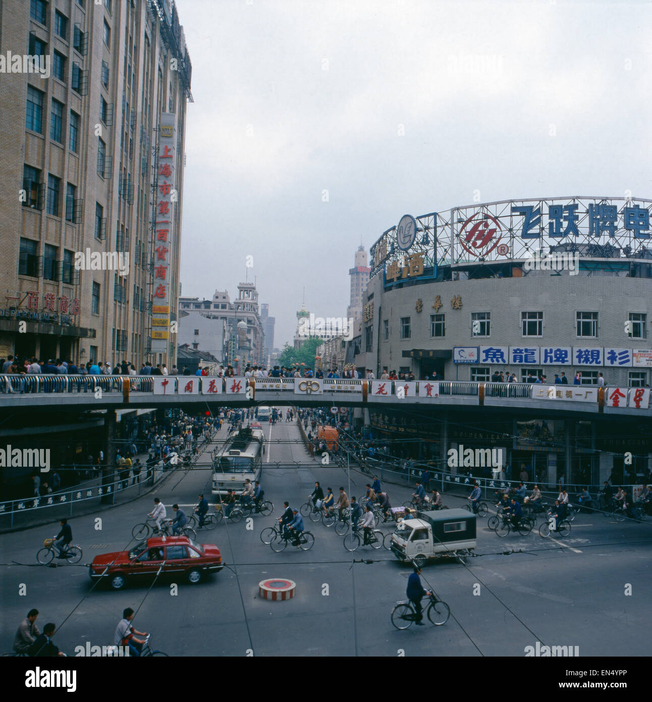 An der großen Kreuzung auf der Nankin Road in der Innenstadt von Shanghai, China 1980er Jahre. Big crossroads at Nankin Road in the city centre of Shanghai, China 1980s. Stock Photo