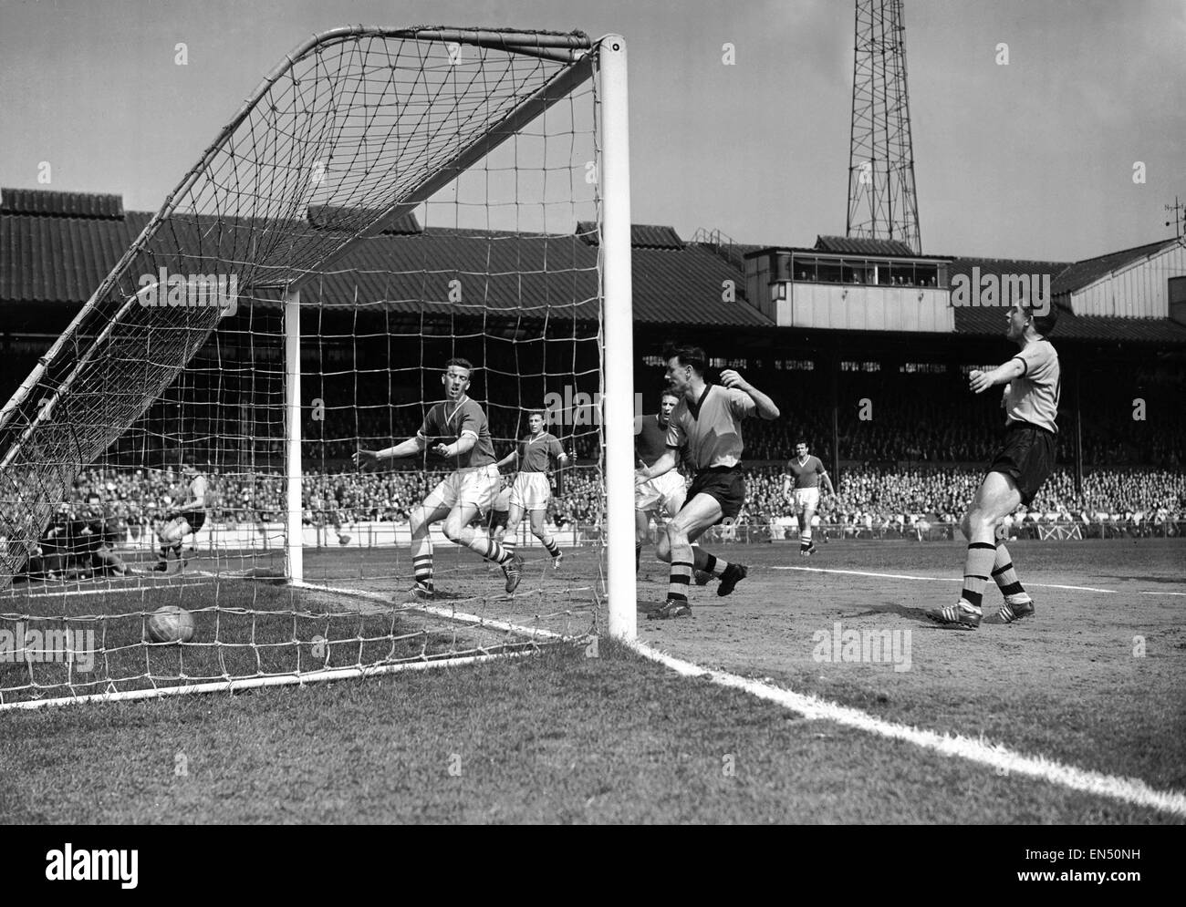 Chelsea vs. Wolverhampton Wanderers. Wolves striker Jimmy Murray puts away a cross from Norman Deeley. 2 May 1960 Stock Photo
