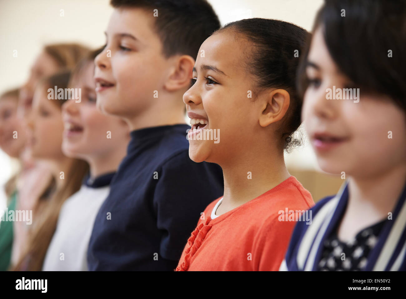 Students singing class hires stock photography and images Alamy