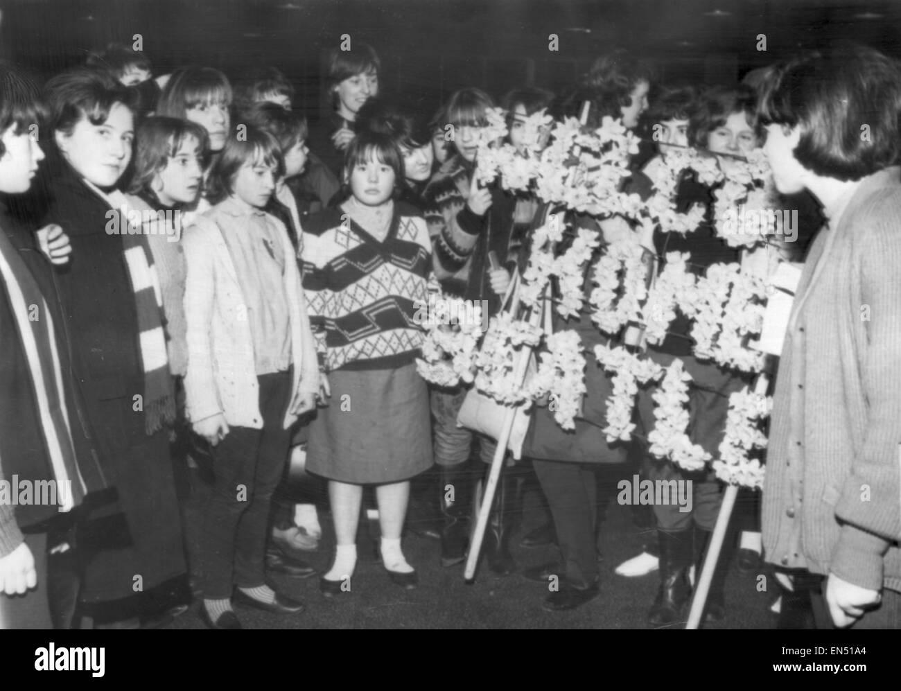 Beatles fans crowd the Queens Building roof at London Heathrow Airport in anticipation of their heroes' return Saturday 22nd February 1964. Evaluation Scan Only - If you require a high resolution copy, please contact desk@mirrorpix.com Stock Photo
