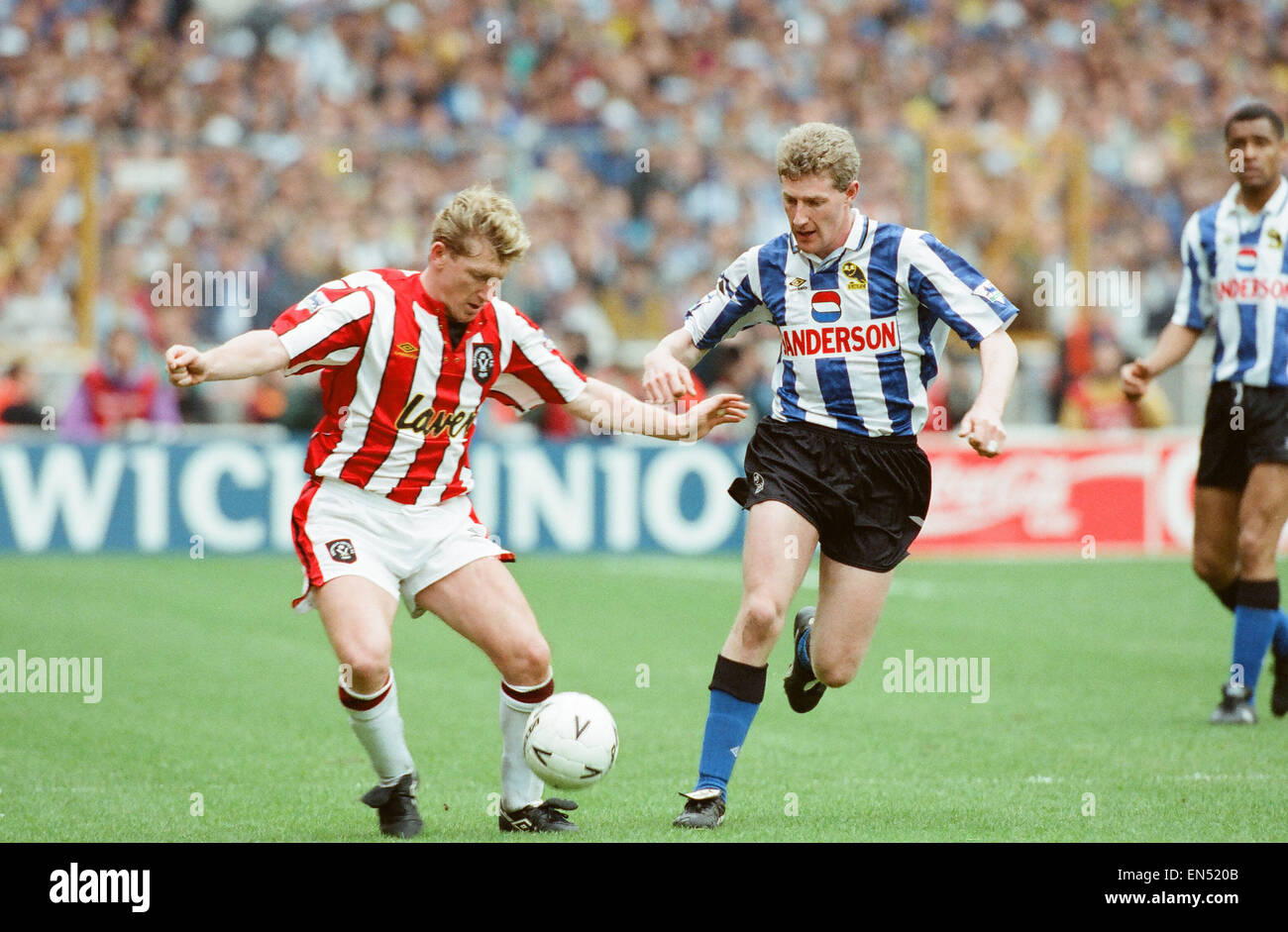 FA Cup Semi Final at Wembley Stadium. Sheffield Wednesday 2 v Sheffield United 1. United's Kevin Gage on the ball watched closely by Nigel Worthington. 3rd April 1993. Stock Photo