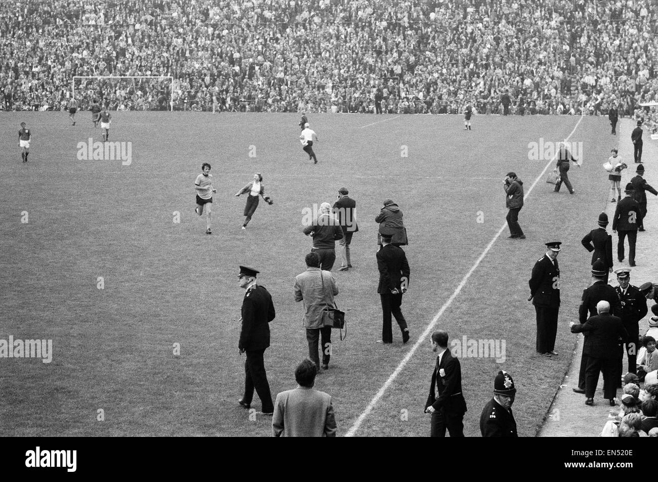 Wolverhampton Wanderers vs. Nottingham Forest. Peter Knowles runs off the pitch to avoid fans, he left football to become a Jehovah's Witness. 8th October 1969 Stock Photo