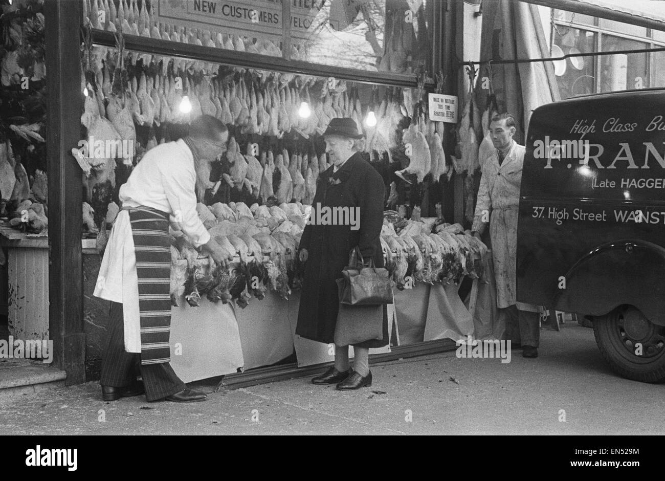 Christmas turkeys on display at F. Range High Class Butchers shop at 37 Wanstead High Street 24th December 1946 Stock Photo