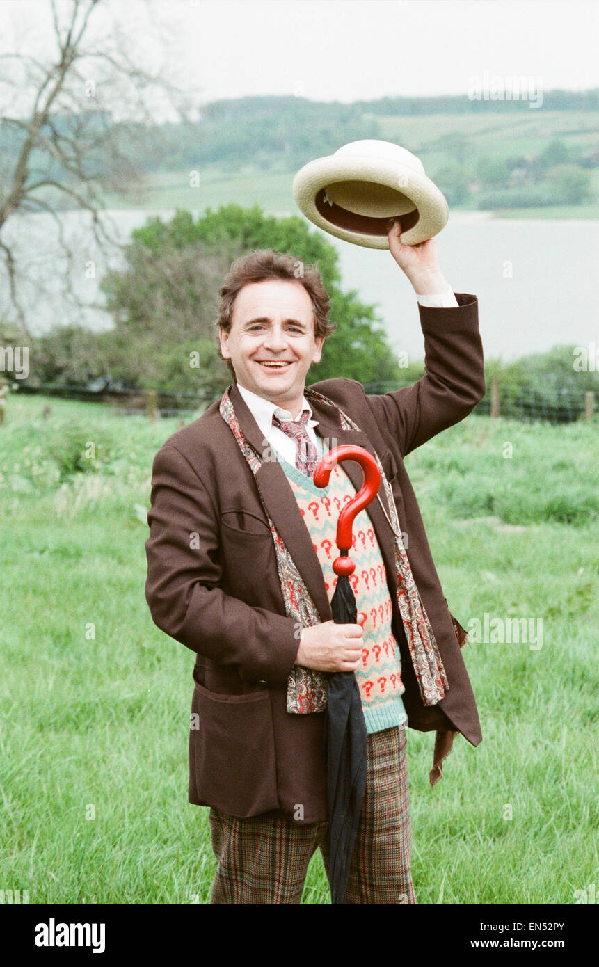 Christopher Bowen as Mordred crosses swords with Sylvester McCoy as the Doctor whilst on location filming for the Dr Who story Battlefield. 16th May 1989 Stock Photo