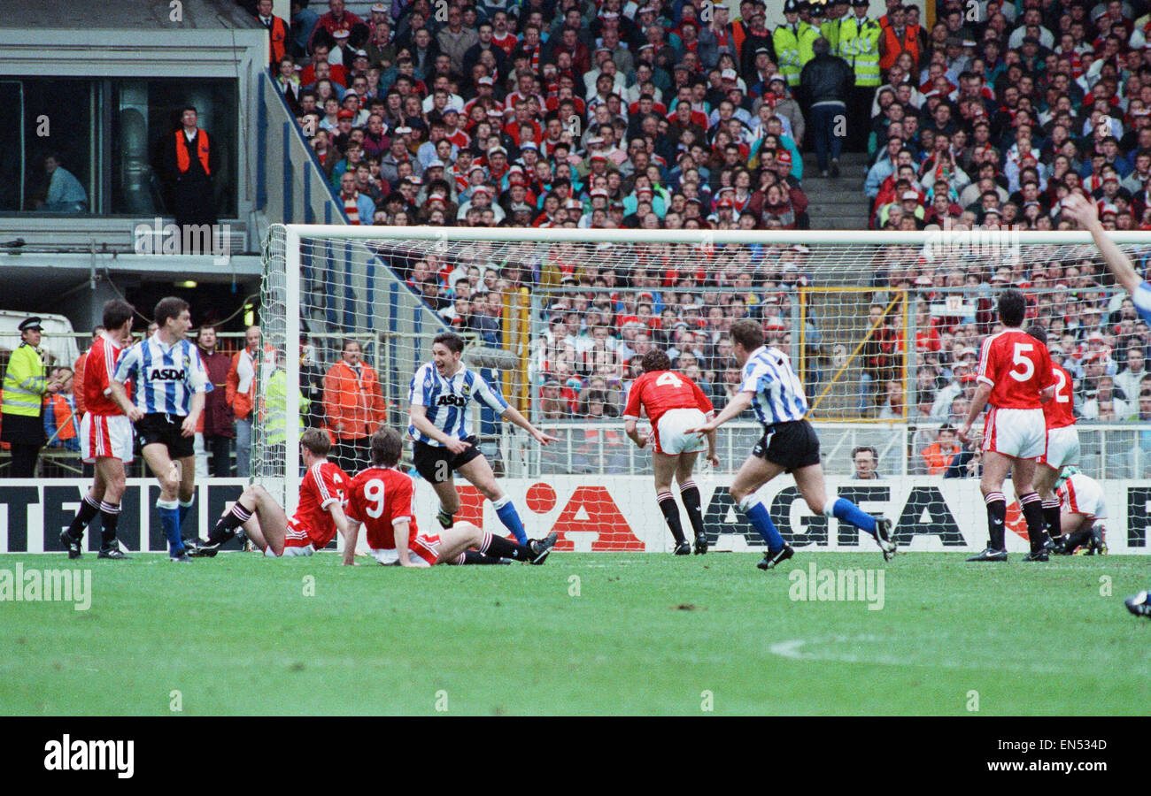 Rumbelows Cup Cup Final at Wembley Stadium. Sheffield Wednesday 1 v Manchester United 0. Wednesday's David Hirst turns away to celebrate the games only goal, scored by John Sheridan. 21st April 1991. Stock Photo