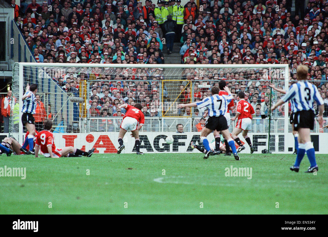 Rumbelows Cup Cup Final at Wembley Stadium. Sheffield Wednesday 1 v Manchester United 0. The games only goal, scored by John Sheridan. 21st April 1991. Stock Photo