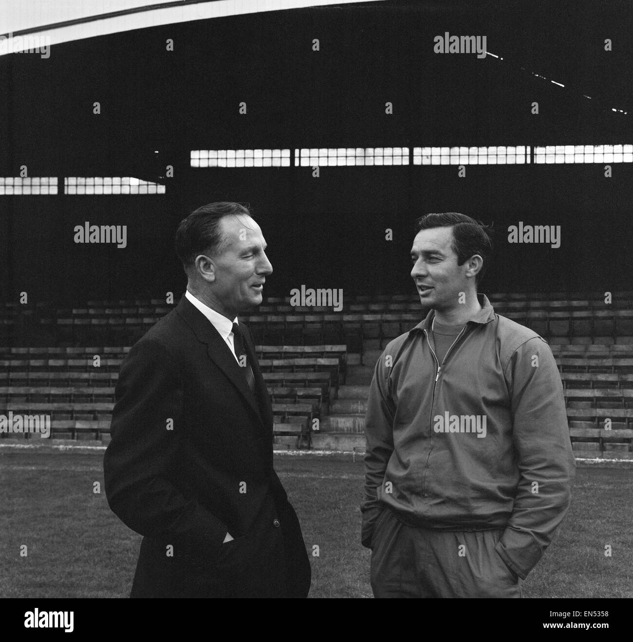 Wolverhampton Wanderers F.C. Manager Andy Beattie and trainer R. Allen. 27th July 1965 Stock Photo