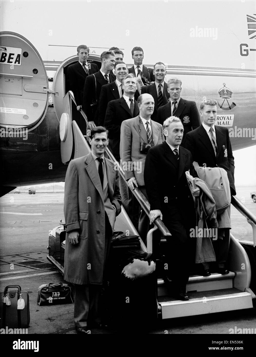 Wolves team and Bob Ferrier fly off to Russia 4th August 1955. Stock Photo