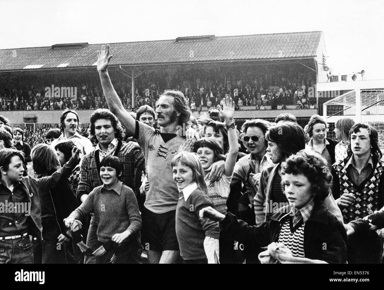 Wolverhampton Wanderers v. Leeds. Fans mob Derek Dougan after his last match for Wolves. April 1975 Stock Photo