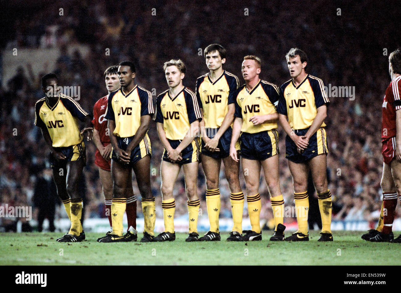 English League Division One match at Anfield. Liverpool 0 v Arsenal 2 Arsenal players form a wall, l-r Michael Thomas, David Rocastle, Kevin Richardson, Alan Smith, Perry Groves and Steve Bould 26th May 1989 Stock Photo