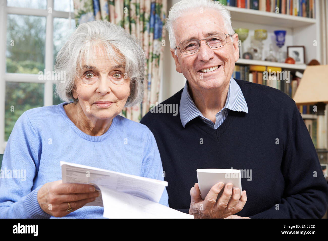 Smiling elderly senior couple hi-res stock photography and images - Alamy