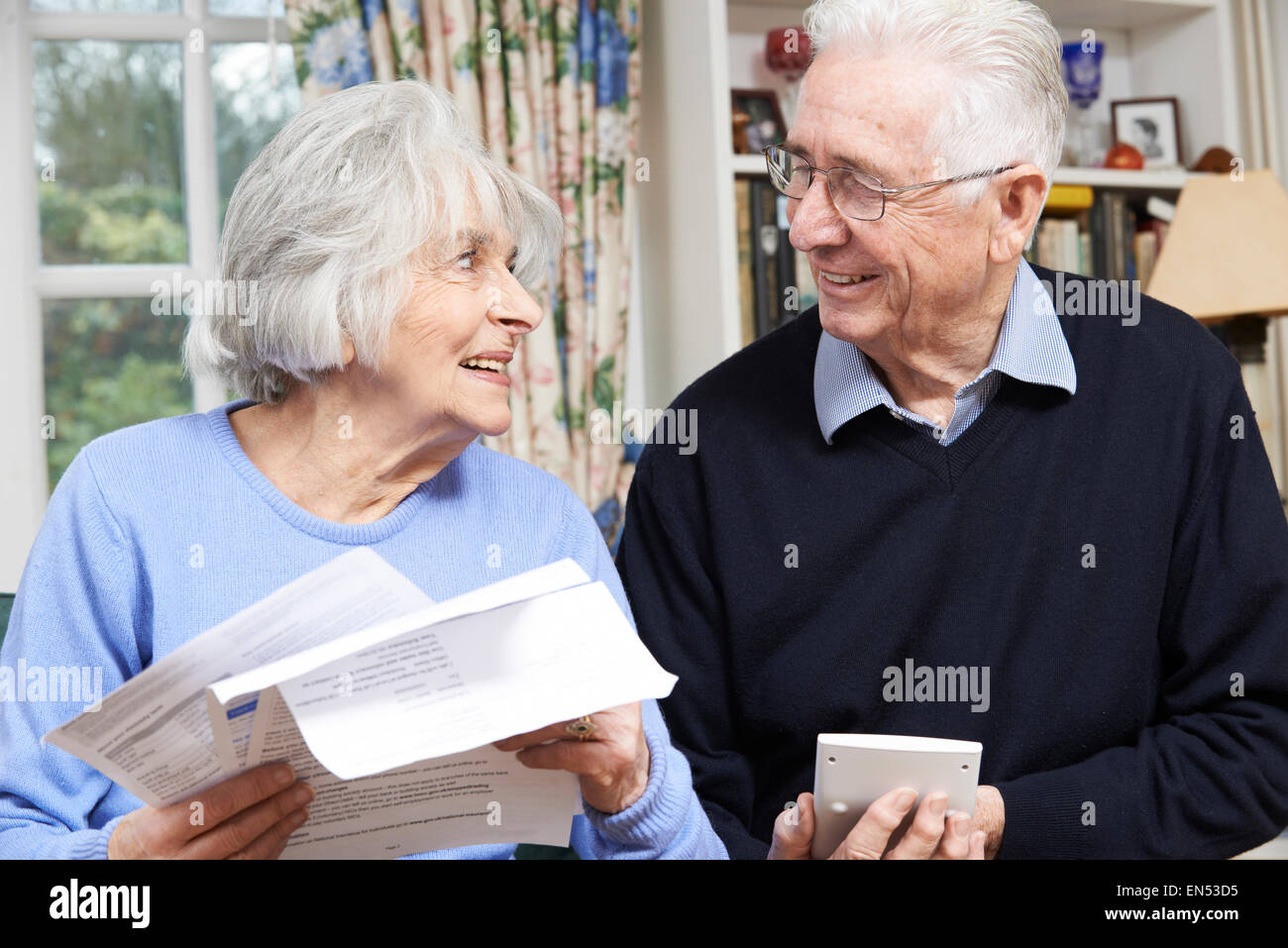 Smiling elderly senior couple hi-res stock photography and images - Alamy