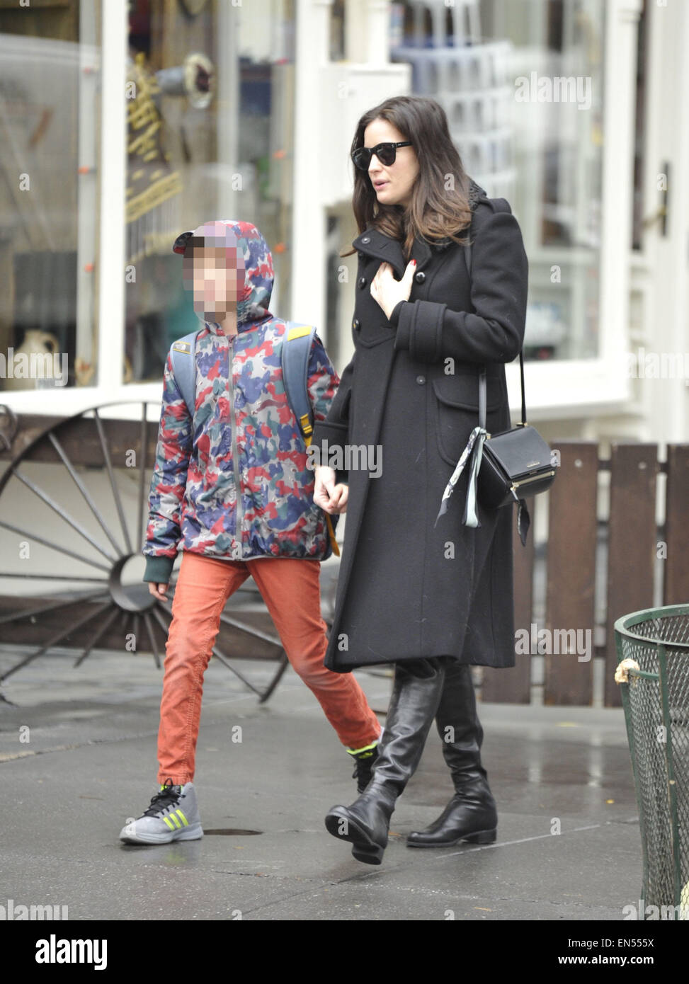 A pregnant Liv Tyler walking her son, Milo to school in Manhattan ...