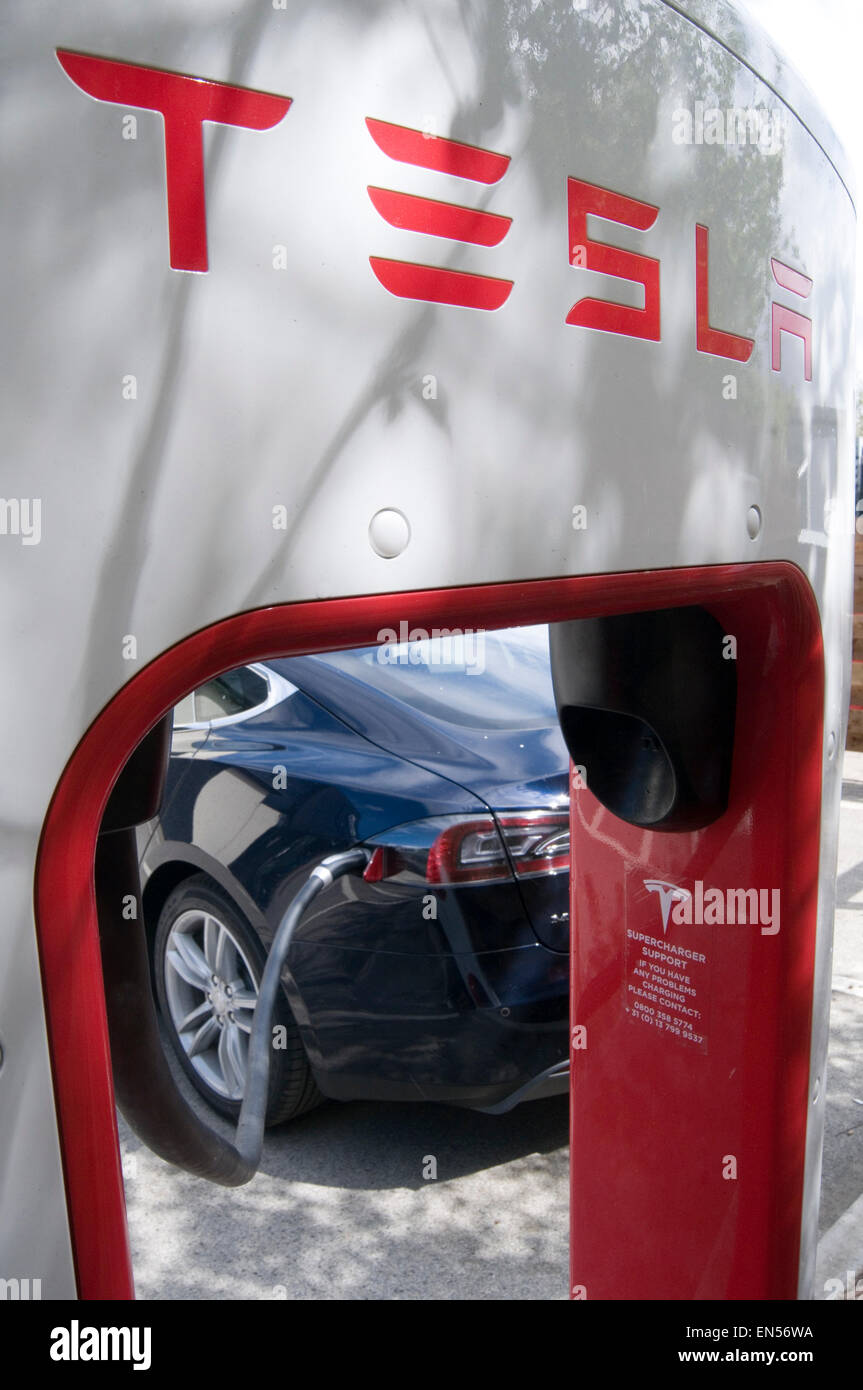 Plugging in electric vehicles High Resolution Stock Photography and