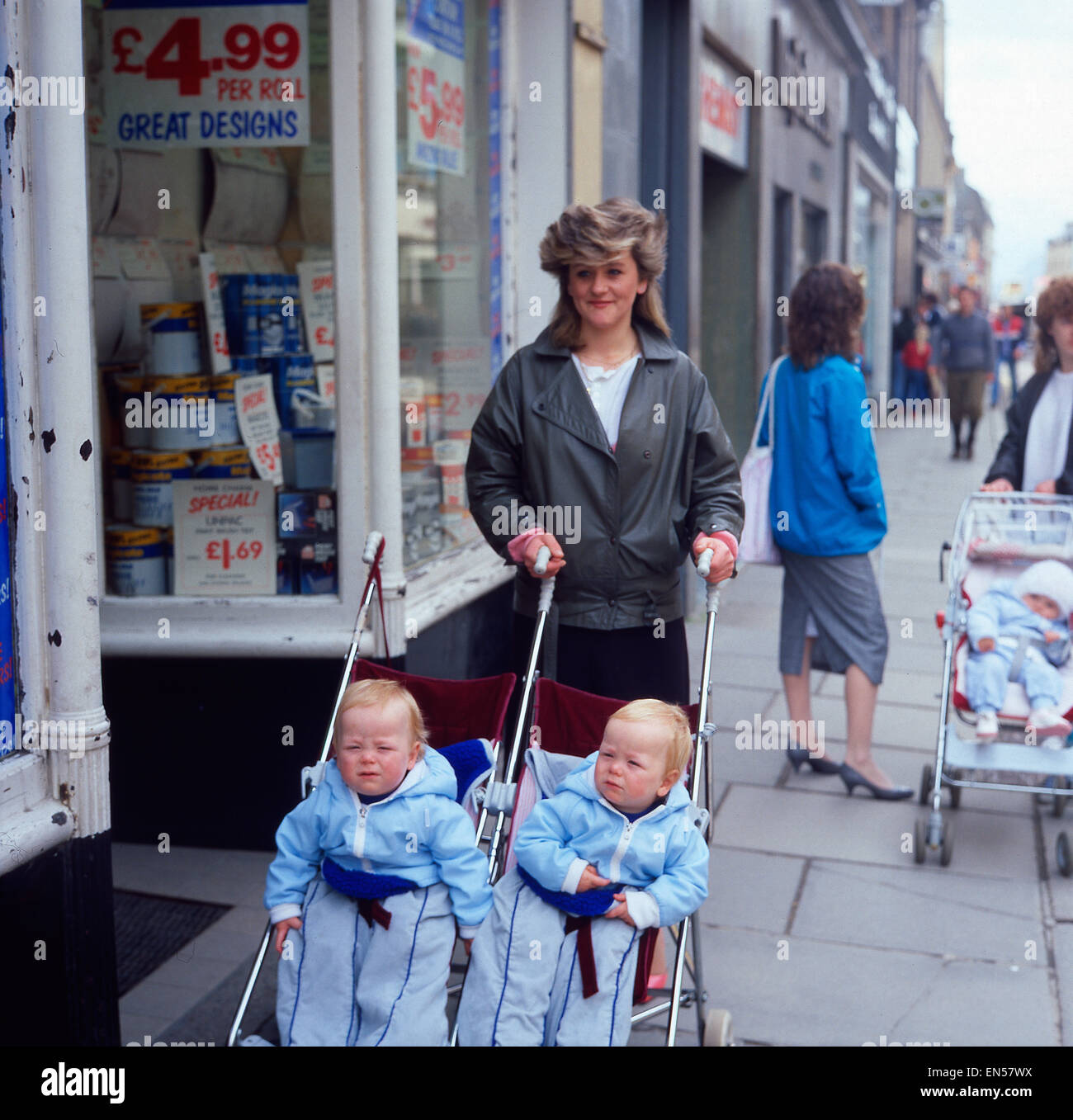 Eine schottische Familie nach einem Einkaufsbummel, Schottland 1980er Jahre. A scottish family after a shopping spree; Scotland  Stock Photo