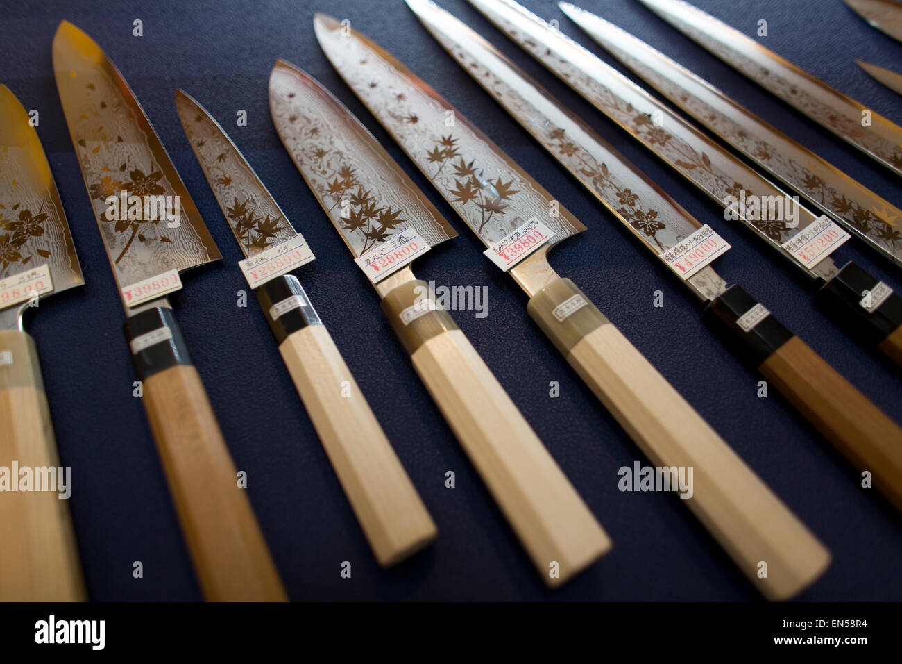 https://c8.alamy.com/comp/EN58R4/sushi-knives-shop-in-tokyo-EN58R4.jpg