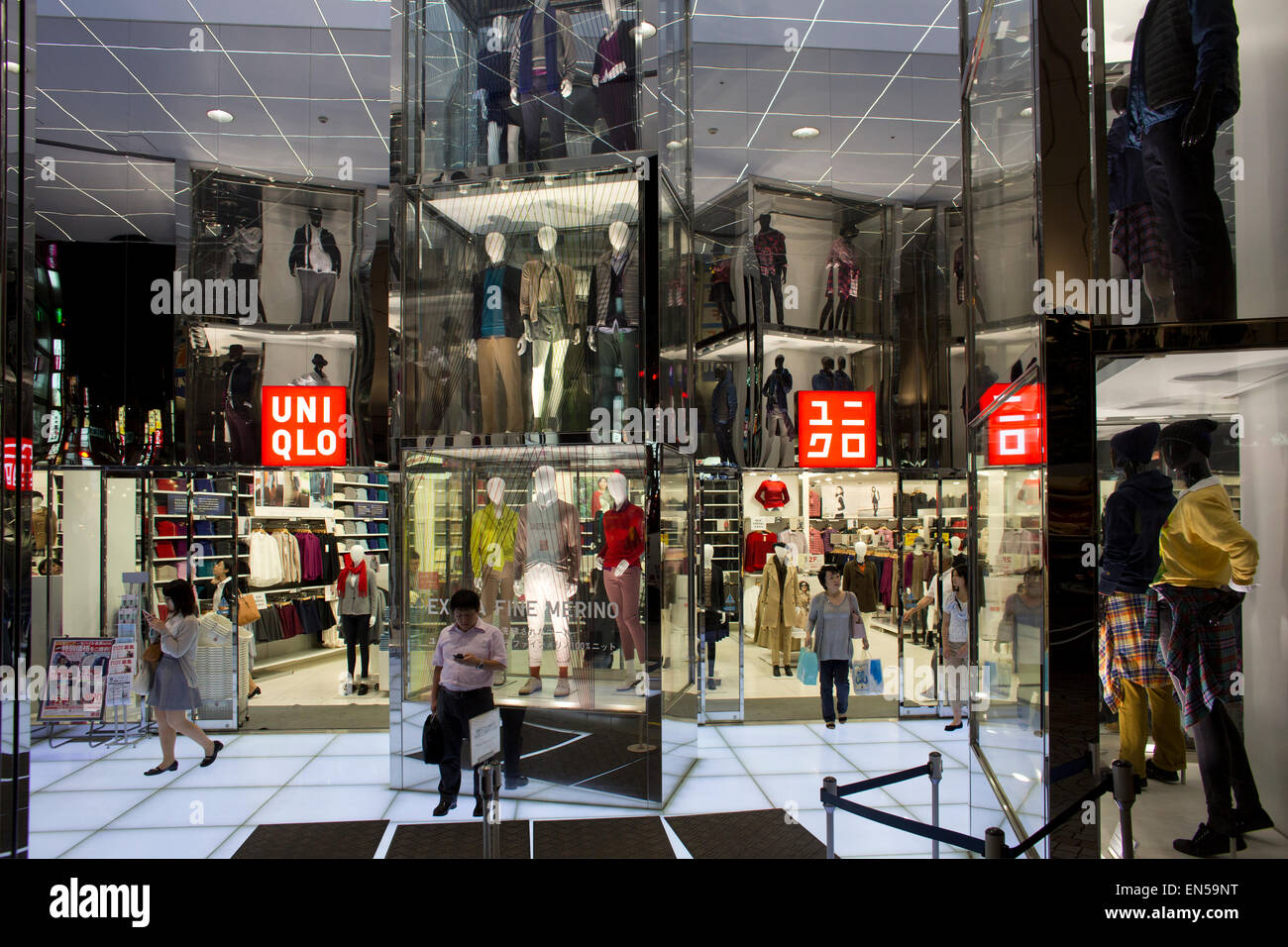 Uniqlo store outside hi-res stock photography and images - Alamy