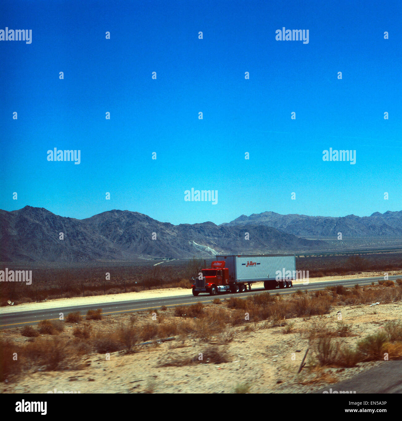 Ein Truck auf dem Weg nach Carson City, Nevada, USA 1980er Jahre. A