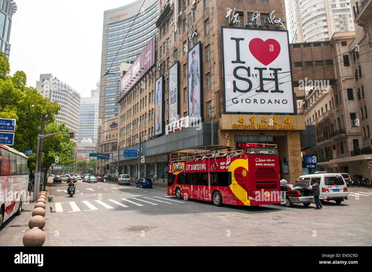 tour bus in Shanghai, Nanjing road Stock Photo Alamy