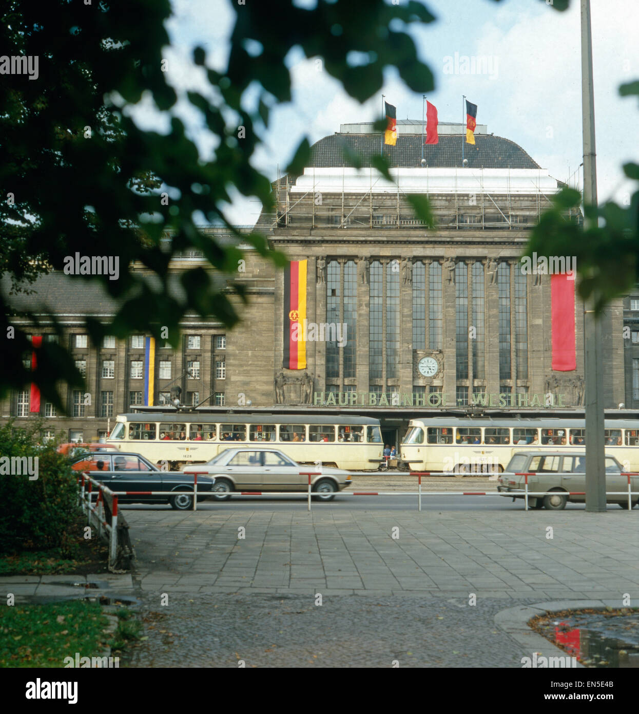 Ankunft in die Messestadt Leipzig; DDR 1970er Jahre. Arriving at the fair city Leipzig; DDR