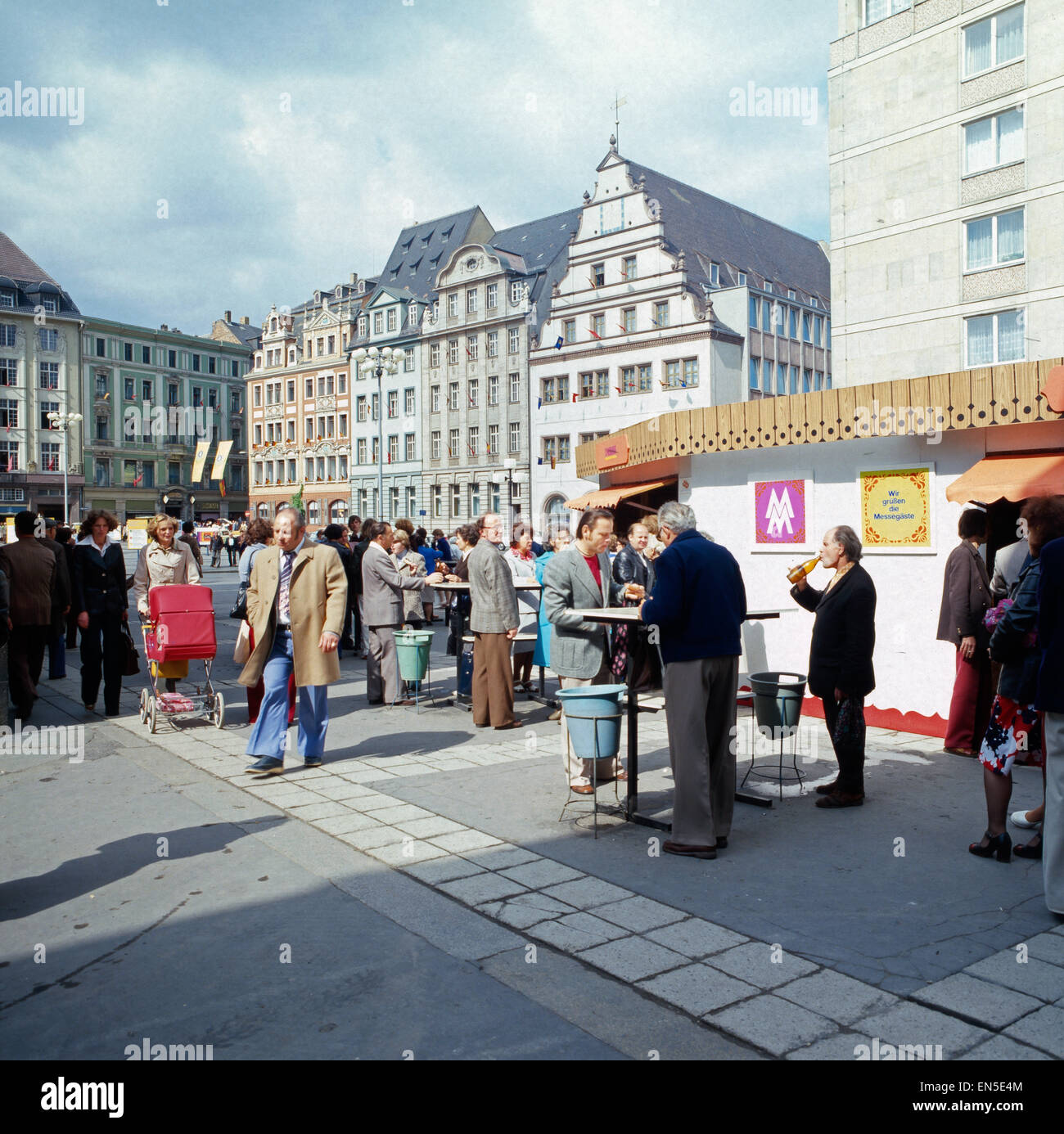 Mittagspause an der Imbissbude, Marktplatz, Leipzig, DDR 1970er Jahre