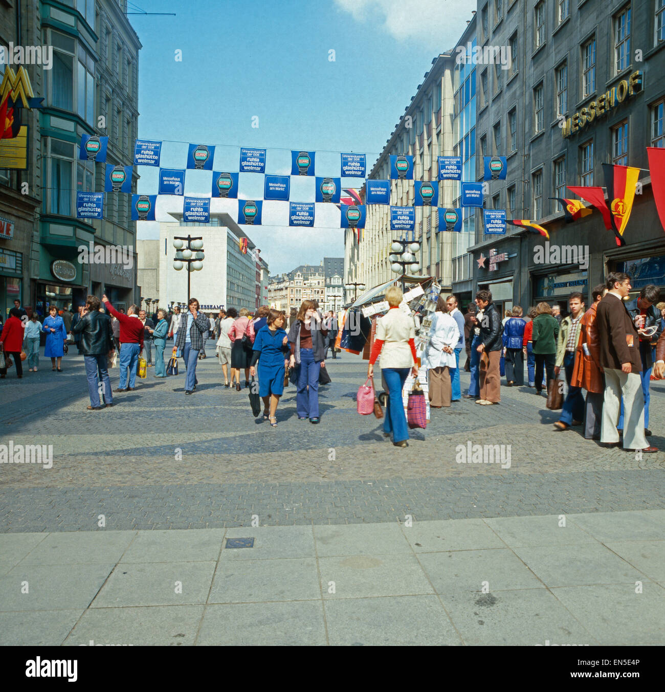 Einkaufen im Stadtzentrum von Leipzig; DDR 1970er Jahre. Shopping in the city center of Leipzig