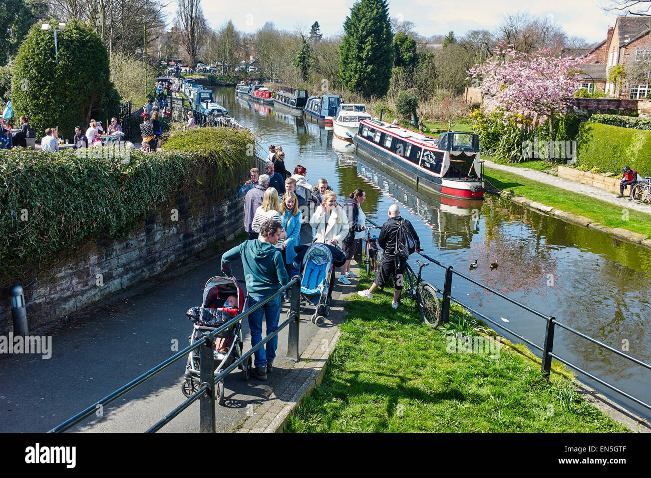 Lymm, Cheshire busy canalside at weekend Stock Photo