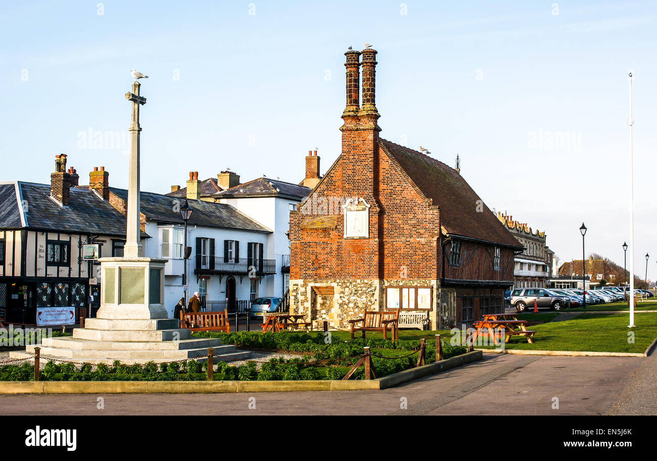 Medieval Moot Hall in Aldeburgh, Suffolk, UK, built in 1520, with the village memorial cross to the left. Stock Photo