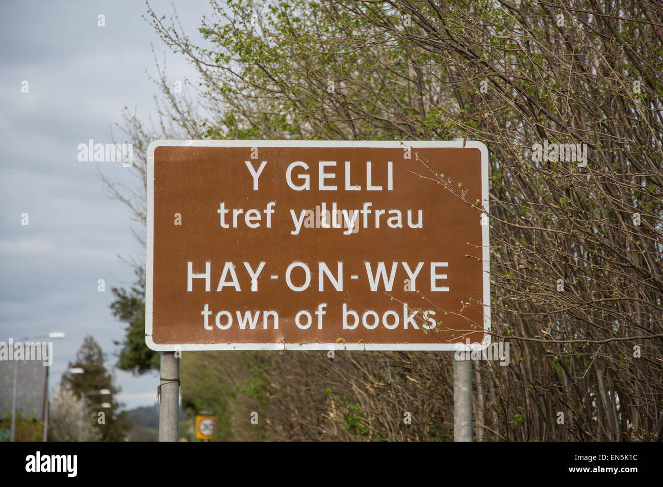Y Gelli, tref y llyfrau: Hay-on-Wye town of books roadsign Stock Photo