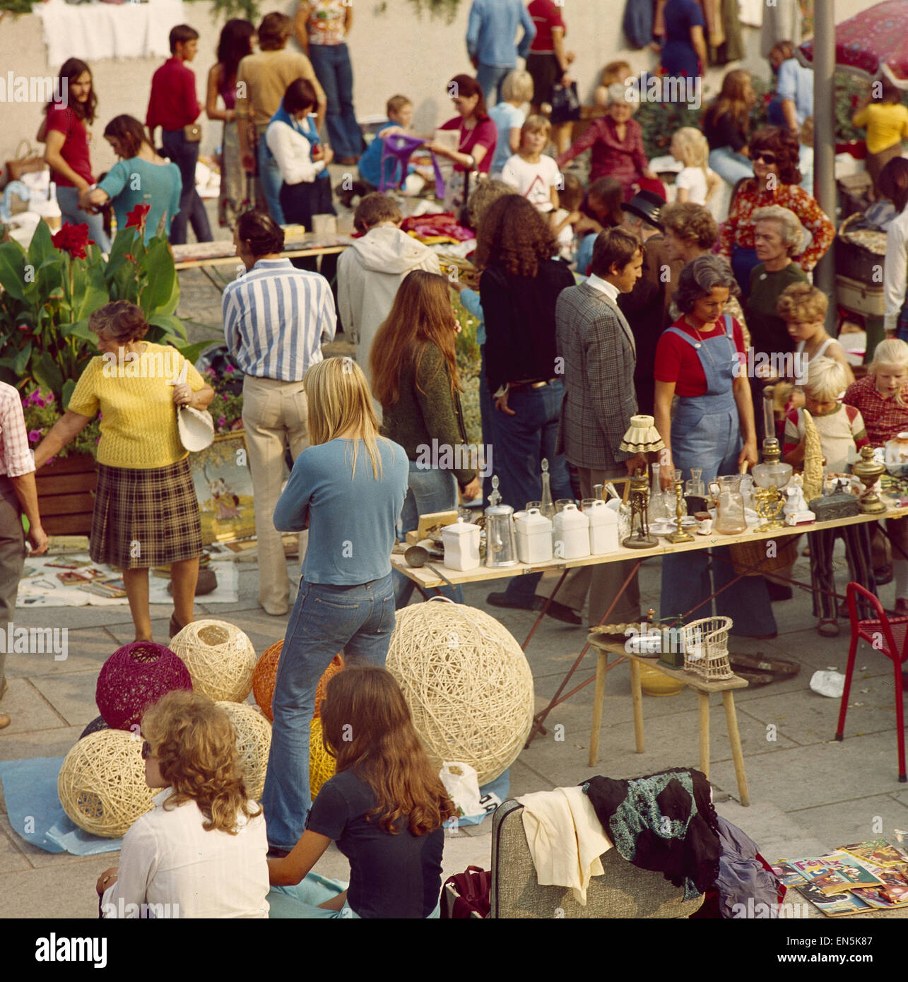 Deutschland, München, Besucher auf dem Flohmarkt in München Stock Photo