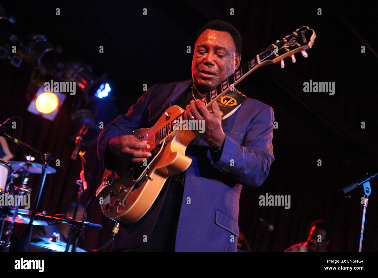 Jazz legend Benson performs at B.B. King Blues Club & Grill