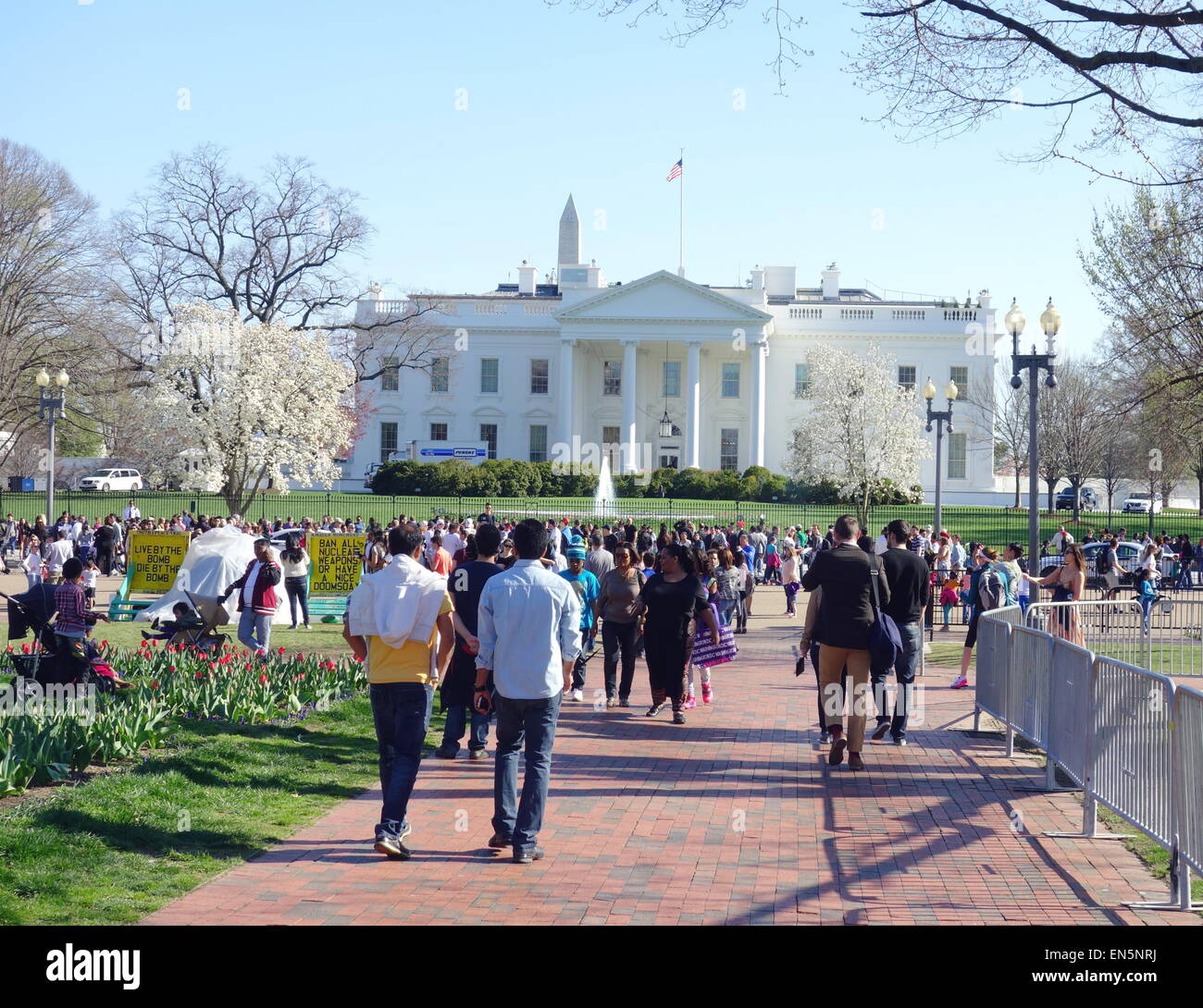 Crowd of tourists in front of the White House in Washington DC Stock Photo