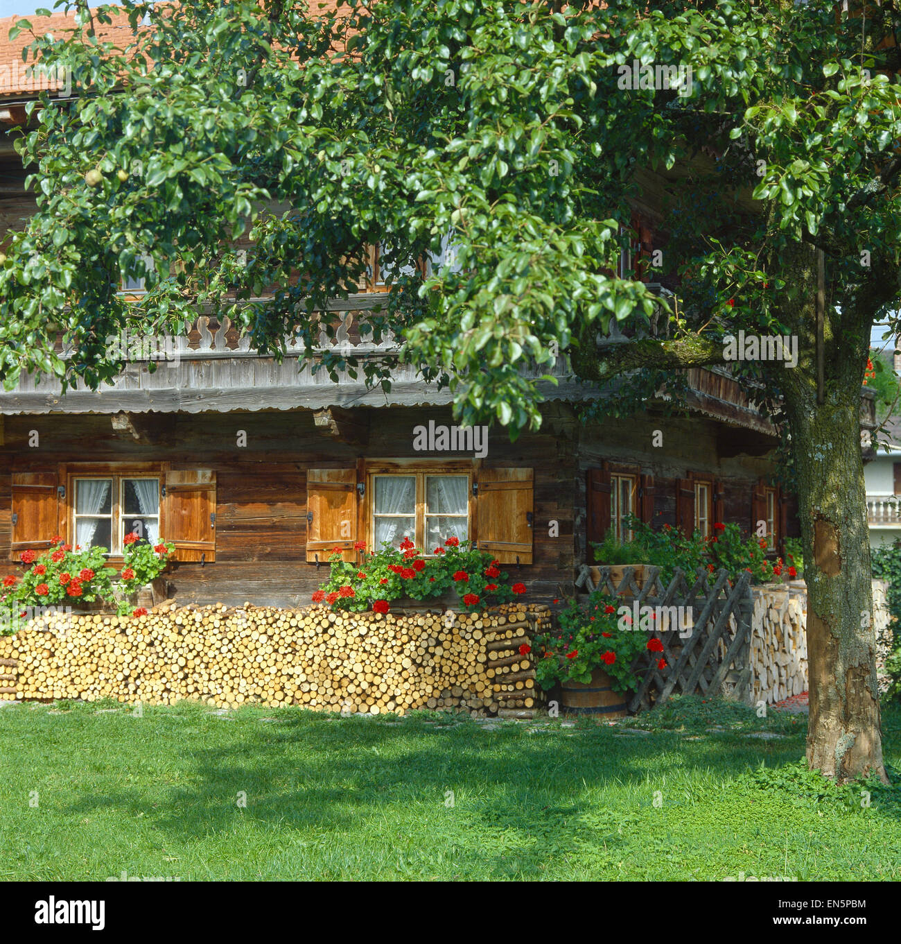 Deutschland, Ein bayrisches Holzhaus Stock Photo - Alamy