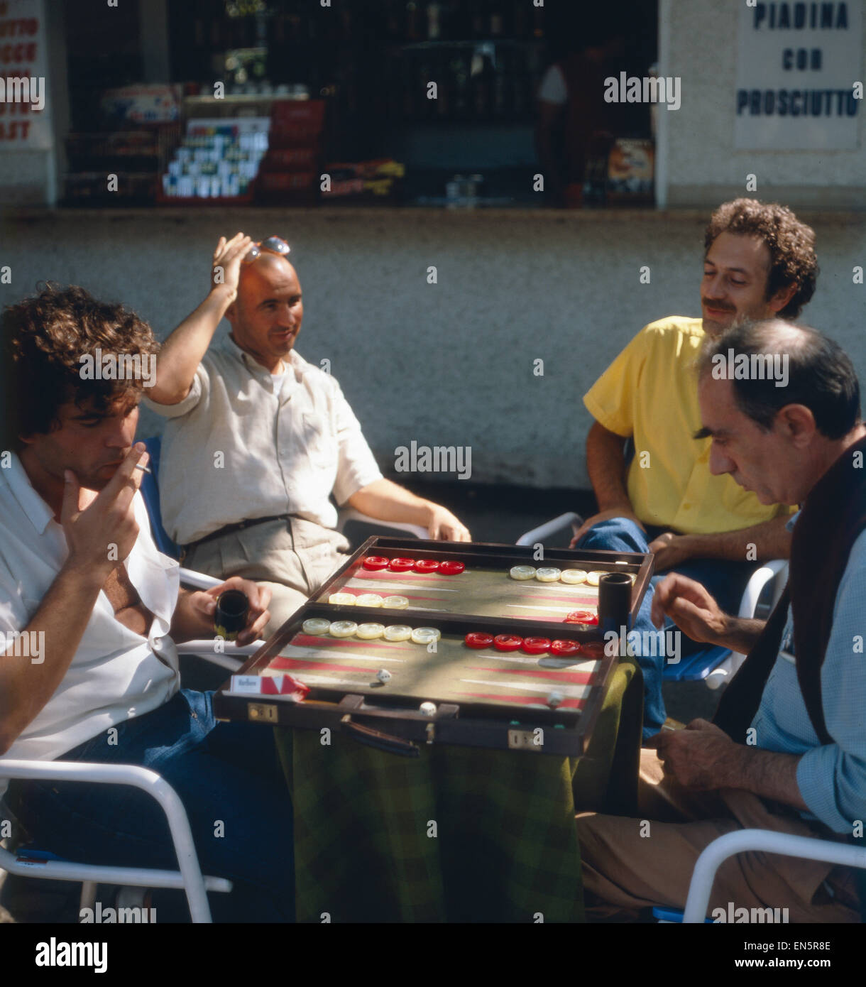 Italiener beim Backgammonspiel, Adria, Italien 1970er Jahre. Italians playing the backgammon game, Adriatic Sea, Italy 1970s. Stock Photo