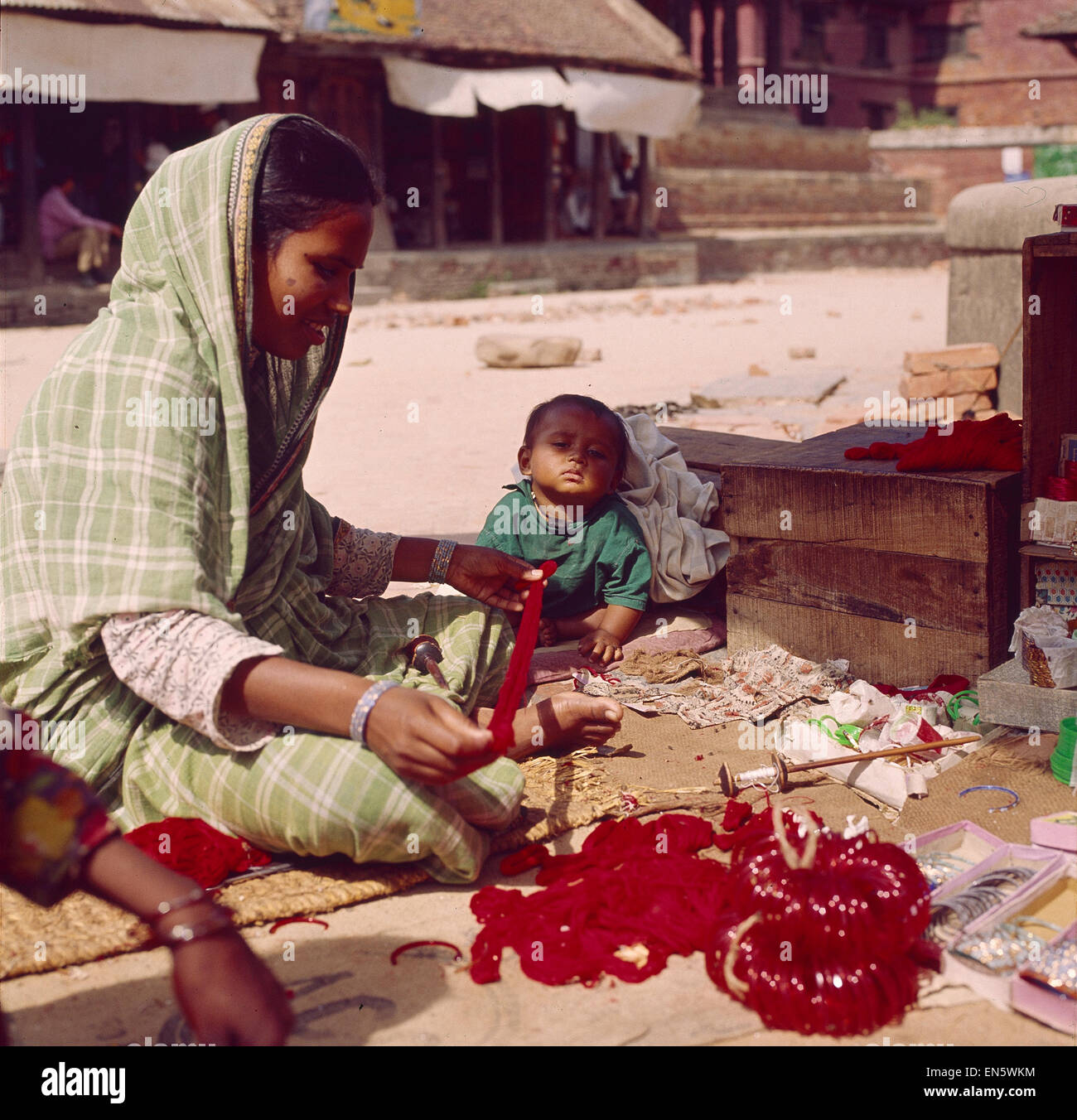 Nepal, Kathmandu, Frau mit Kleinkind, Straßenverkäuferin in Kathmandu Stock Photo