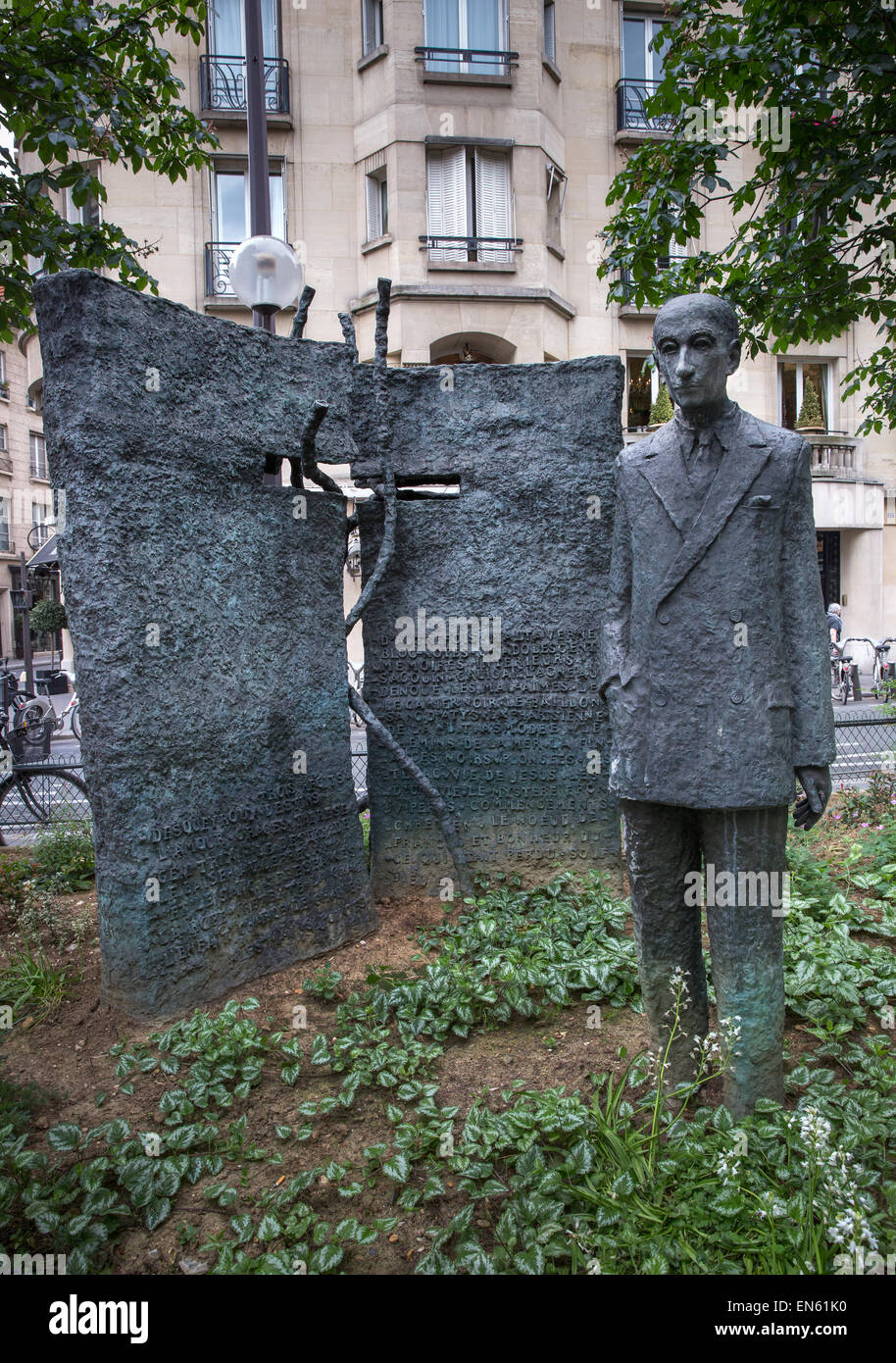 1988 bronze sculpture of Francois Charles Mauriac by Haïm Kern at Place Alphonse Deville in Paris, France Stock Photo